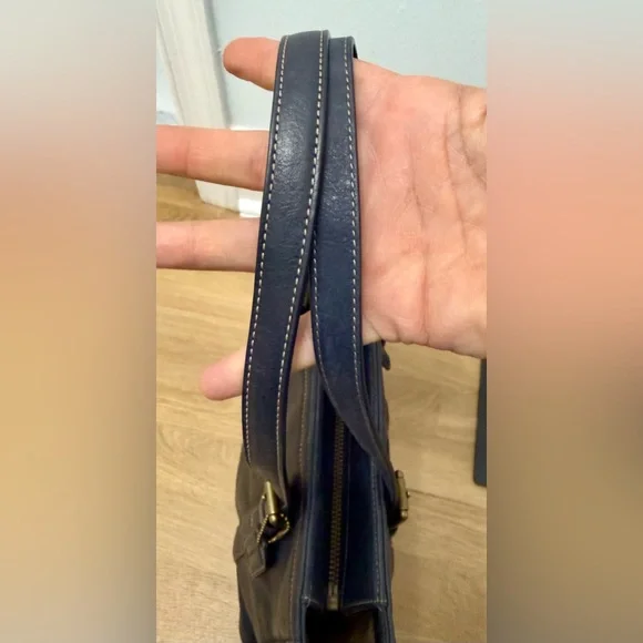 Coach Vintage Hamptons Shoulder/Tote Leather Bag in Navy w/ Embossed Logo - Picture 11 of 12